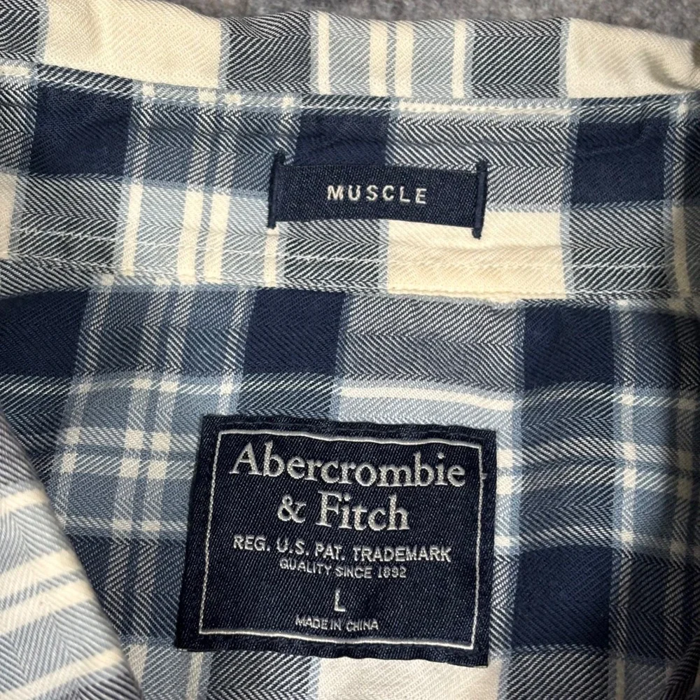 Abercrombie & Fitch Muscle Fit Flannel Mens L Blue White Plaid Button Down Twill